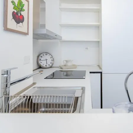 The Queen, Ac, Parking By Happyhostorino *