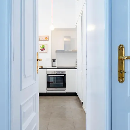 The Queen, Ac, Parking By Happyhostorino * Turim