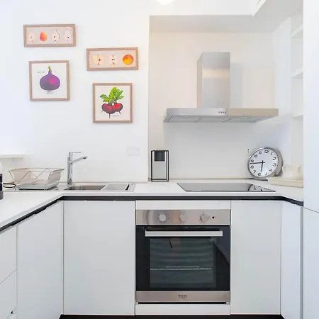 The Queen, Ac, Parking By Happyhostorino *