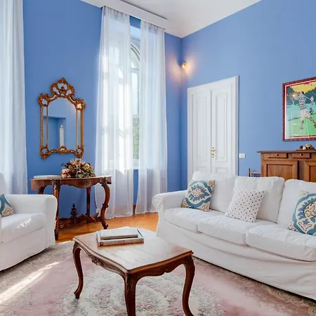 The Queen, Ac, Parking By Happyhostorino