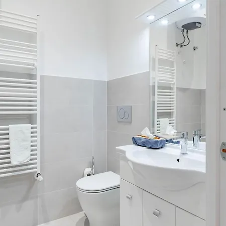 The Queen, Ac, Parking By Happyhostorino Turim