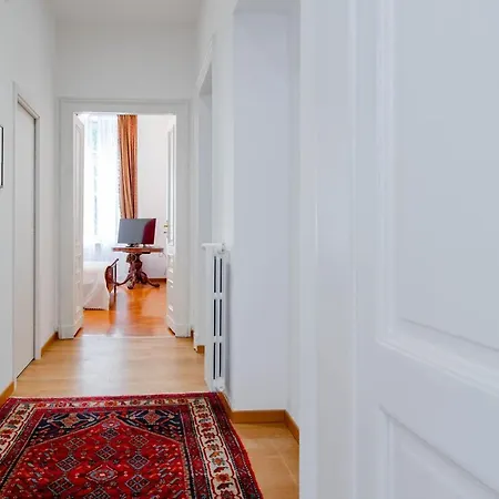 The Queen, Ac, Parking By Happyhostorino *