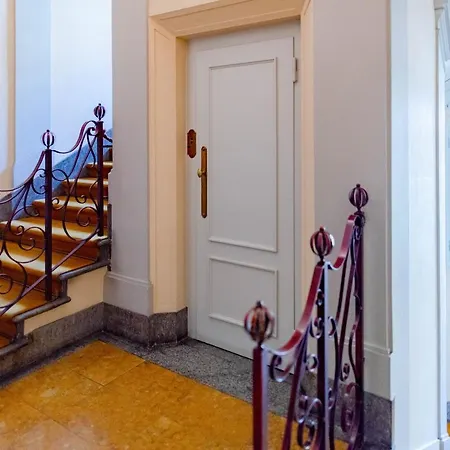 The Queen, Ac, Parking By Happyhostorino Turim