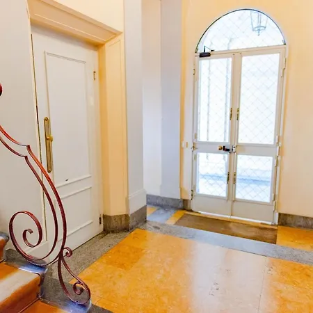 The Queen, Ac, Parking By Happyhostorino *