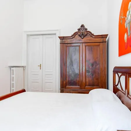 The Queen, Ac, Parking By Happyhostorino *